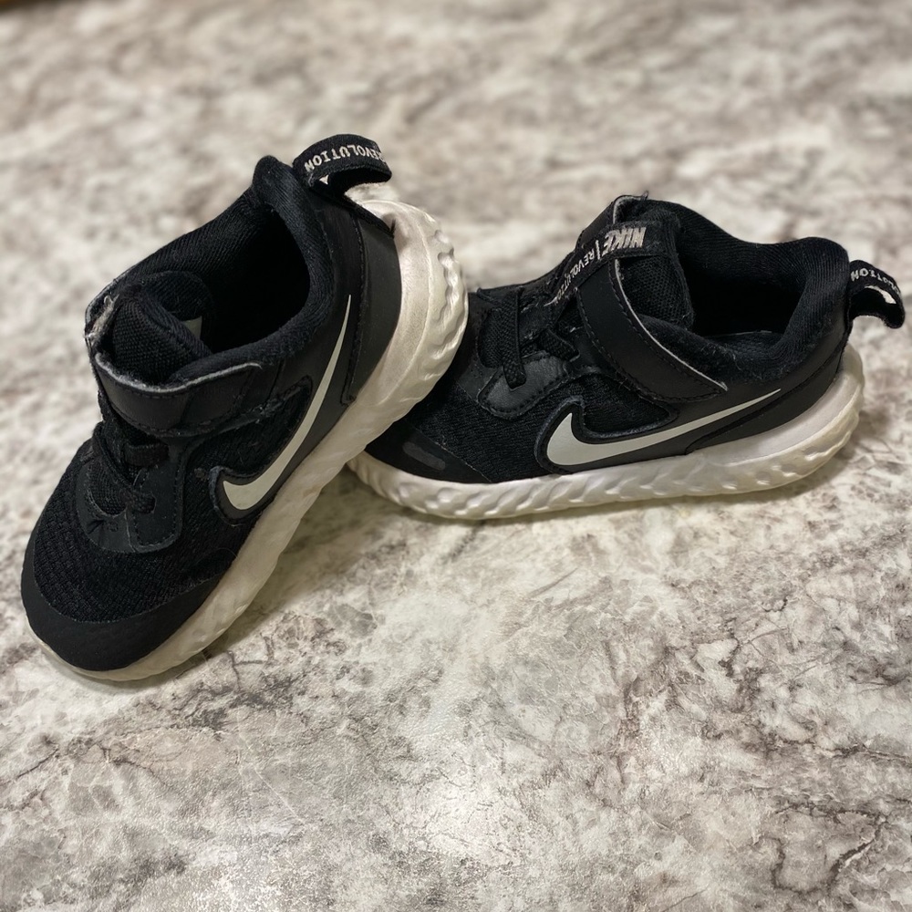Boys Nike Revolution Black size 8C